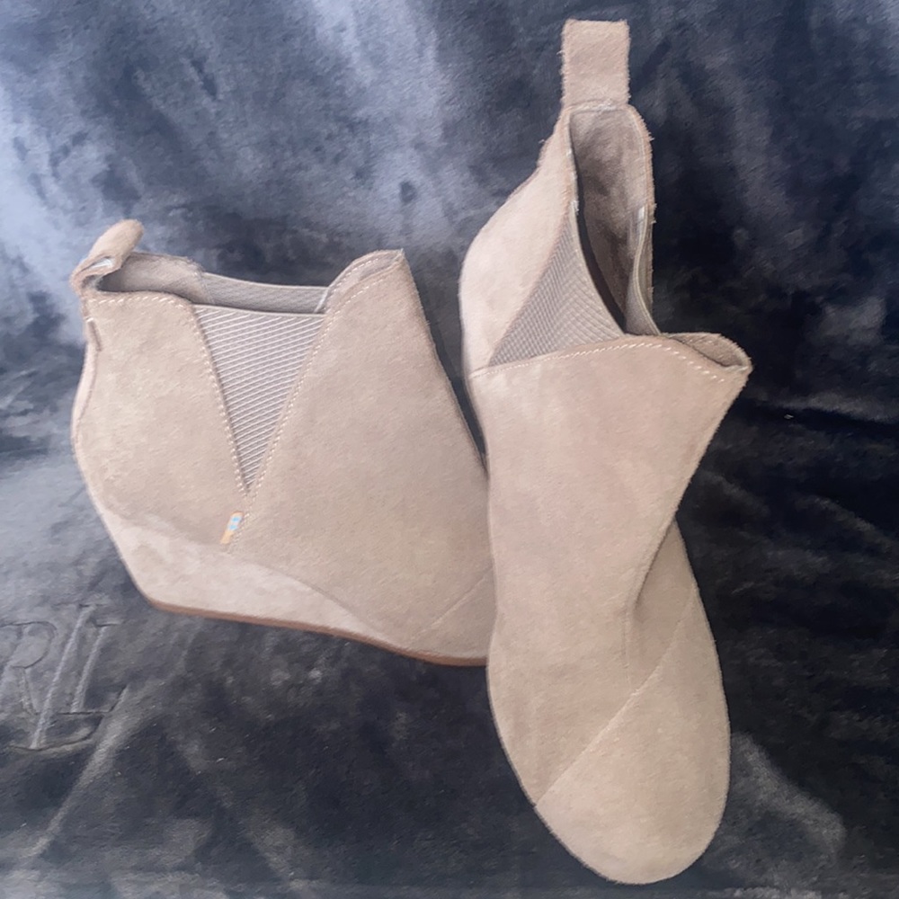 TOMS taupe suede leather wedges!